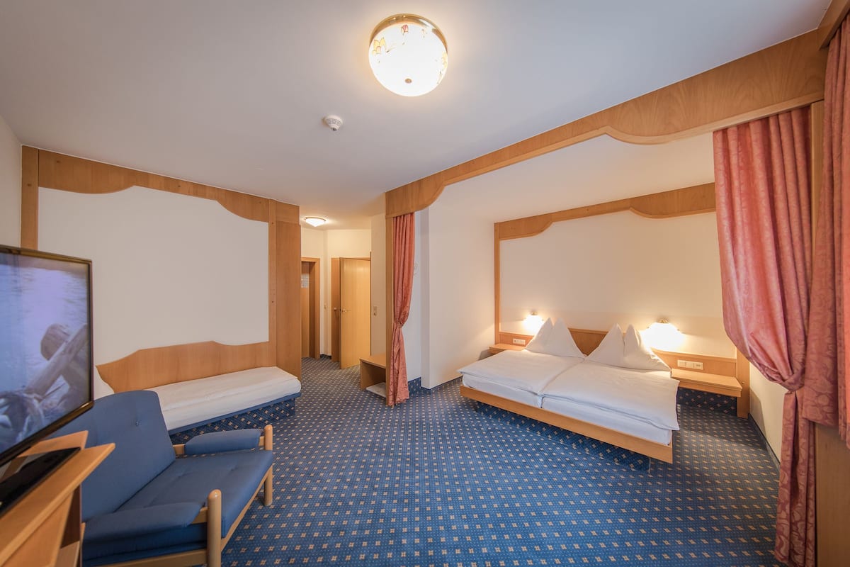 Kamar Triple | Brankas, meja kerja, ruang kerja ramah laptop, dan tirai kedap cahaya