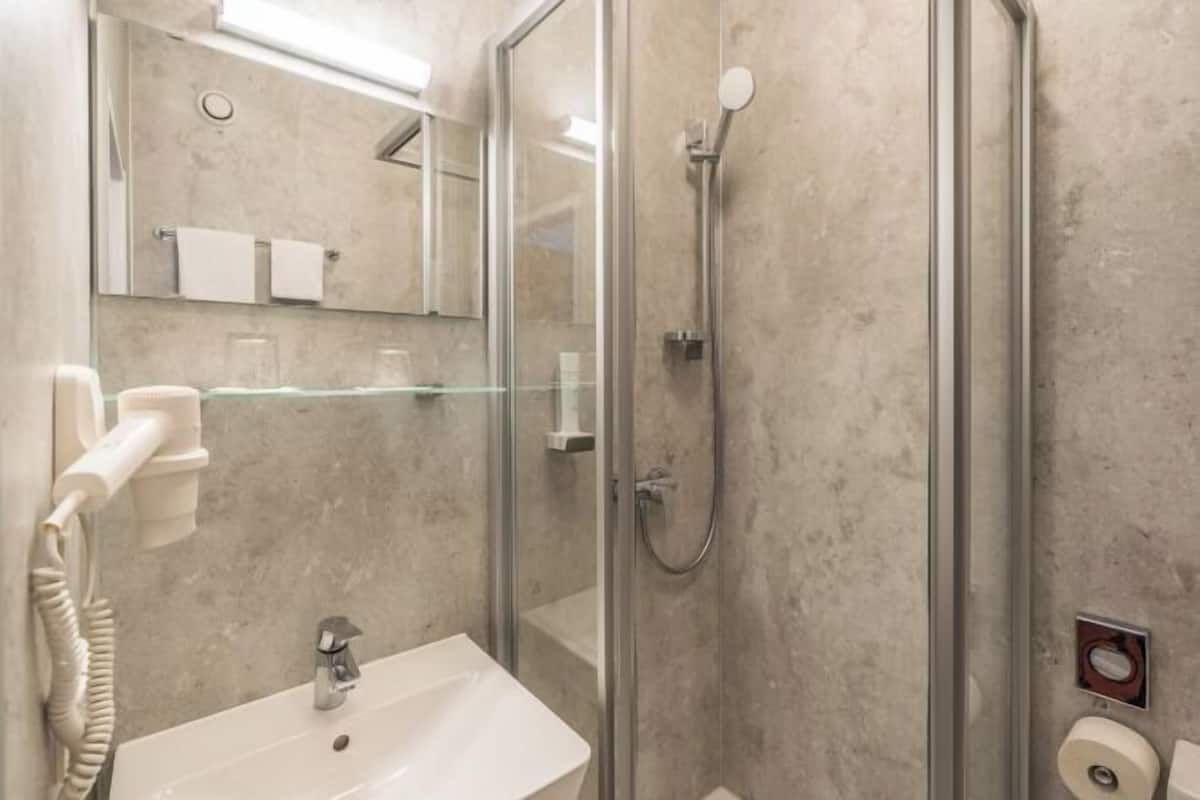 Shower, perlengkapan mandi gratis, pengering rambut, dan handuk