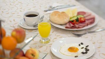 Tägliches Frühstücksbuffet (15 EUR pro Person)