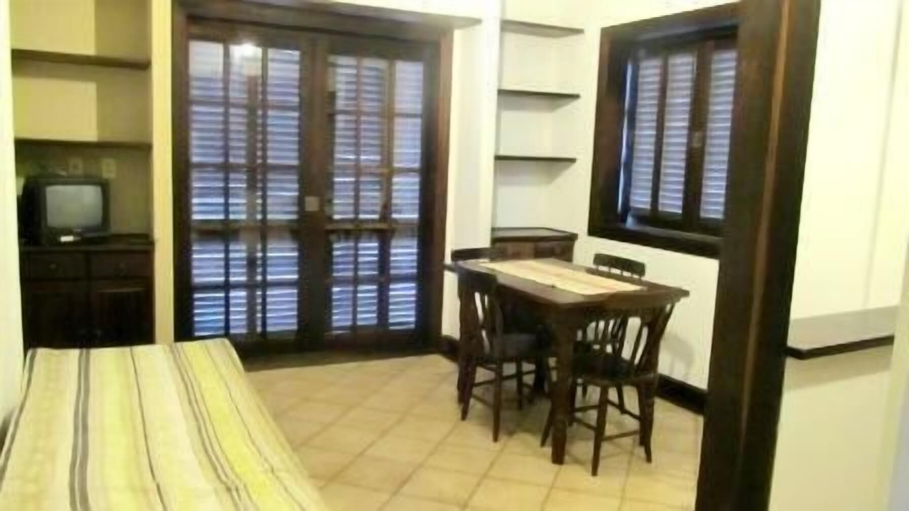 Colchones Select Comfort y caja de seguridad en la habitación 