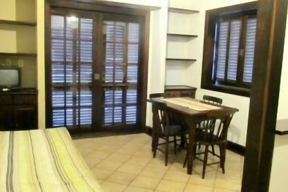 Colchones Select Comfort y caja de seguridad en la habitación