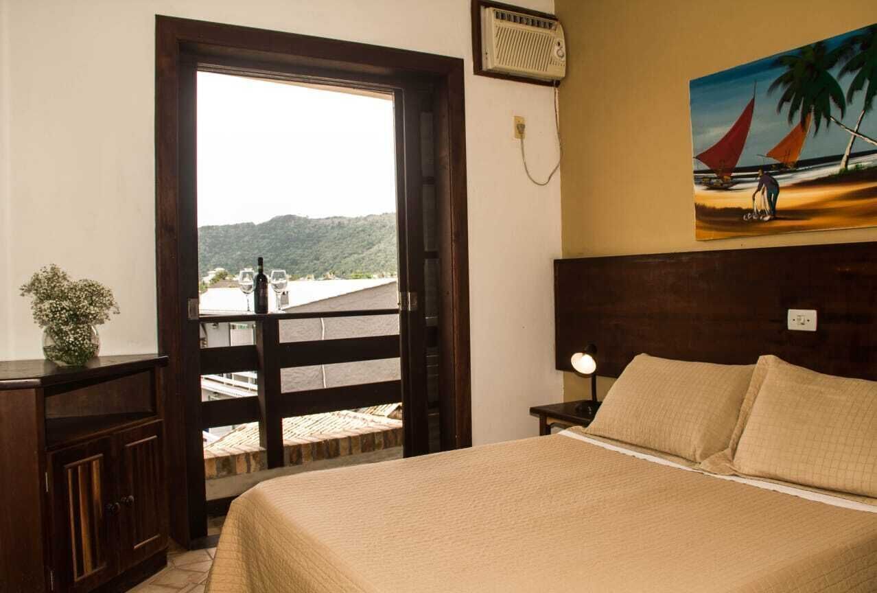 Colchones Select Comfort y caja de seguridad en la habitación 