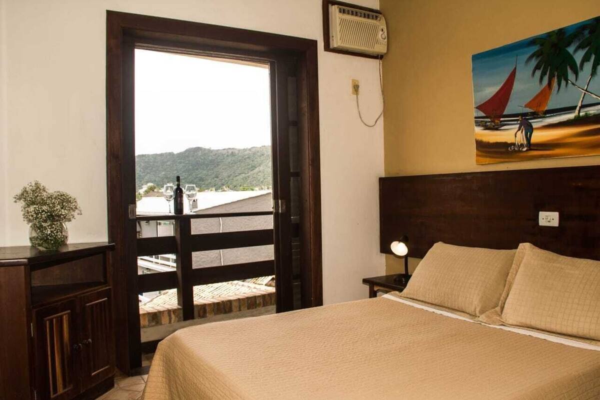 Colchones Select Comfort y caja de seguridad en la habitación