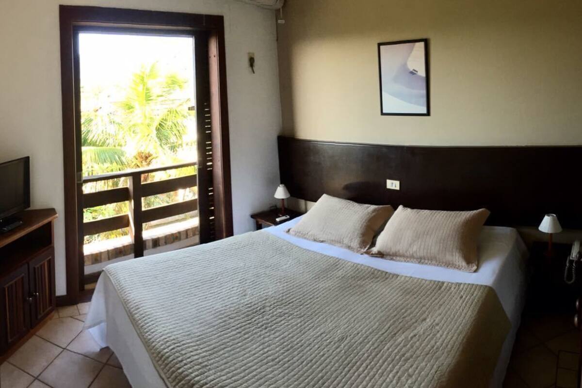 Colchones Select Comfort y caja de seguridad en la habitación