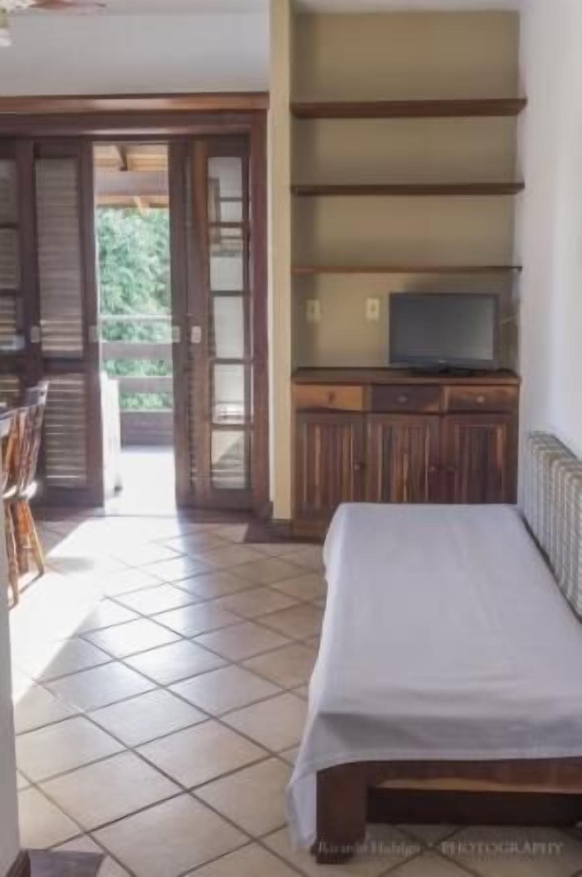 Colchones Select Comfort y caja de seguridad en la habitación 