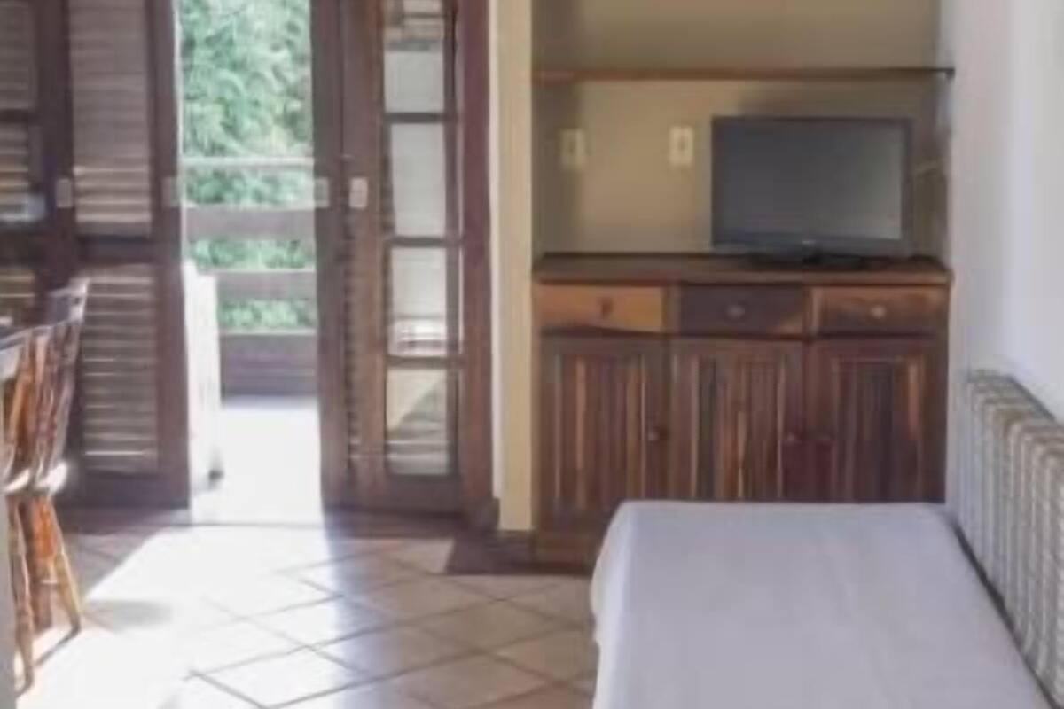 Colchones Select Comfort y caja de seguridad en la habitación