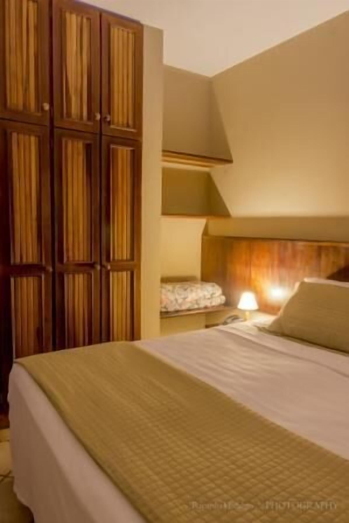 Colchones Select Comfort y caja de seguridad en la habitación 