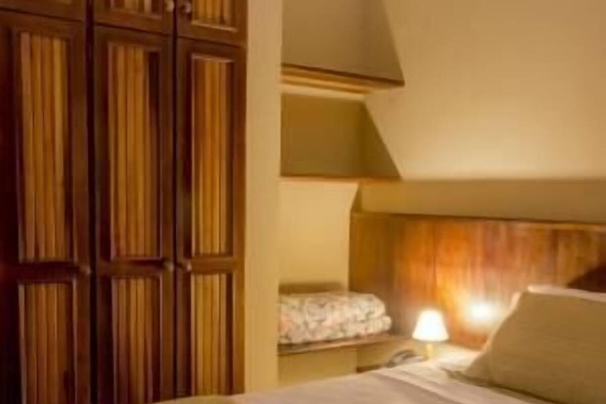 Colchones Select Comfort y caja de seguridad en la habitación