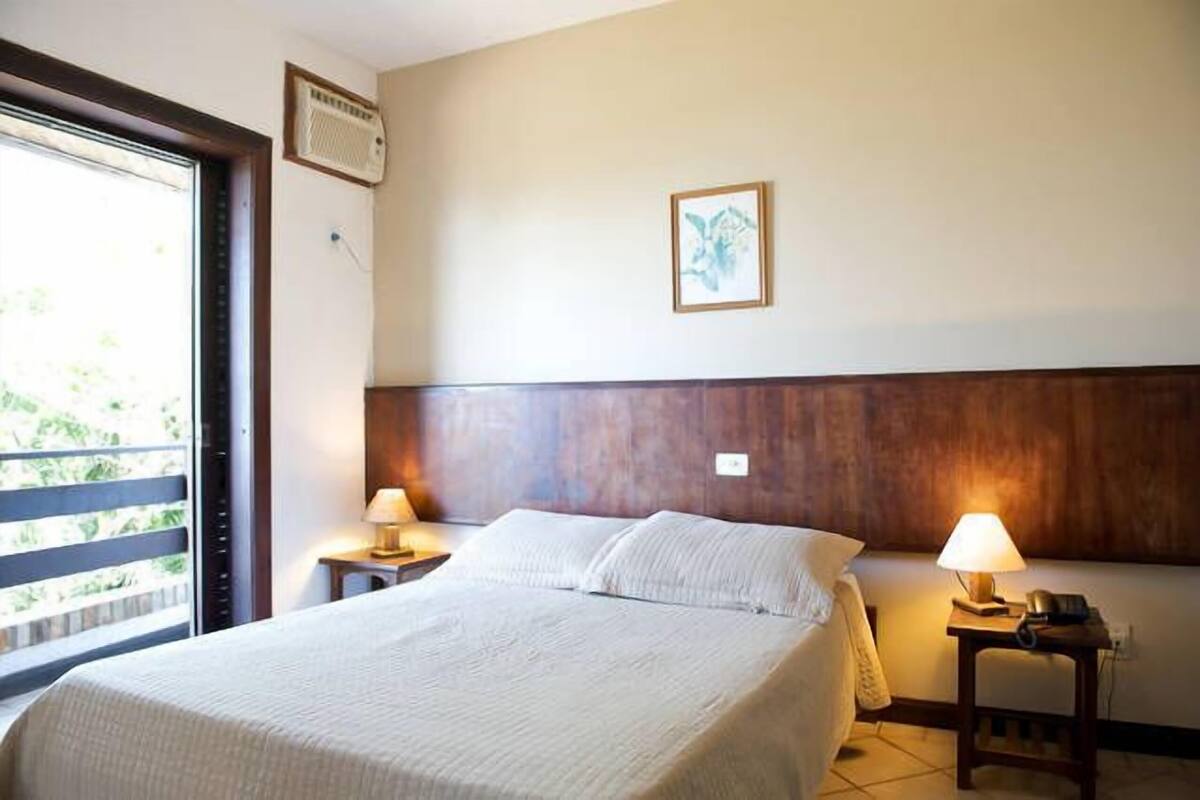 Colchones Select Comfort y caja de seguridad en la habitación