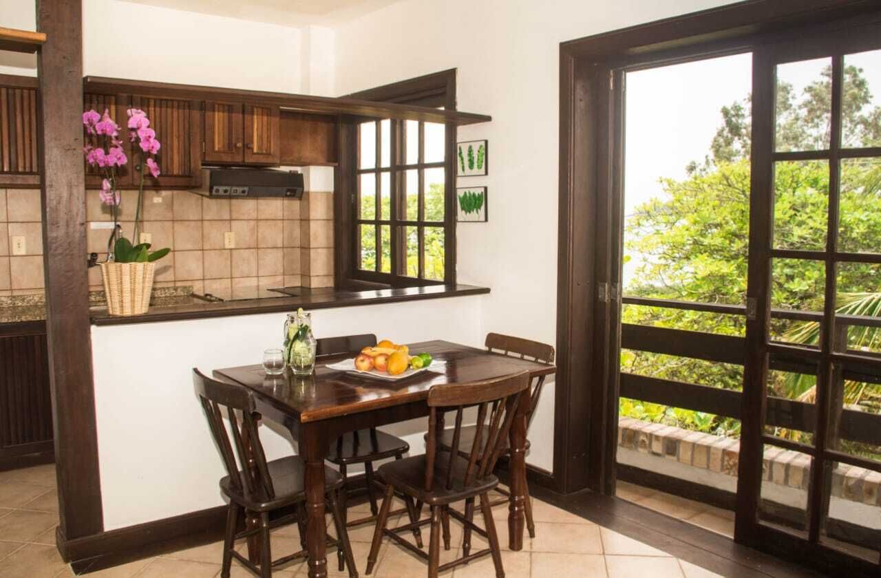 Quarto quádruplo standard, vista para a colina | Cozinha privada | Geladeira