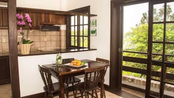 Quarto quádruplo standard, vista para a colina | Cozinha privada | Geladeira