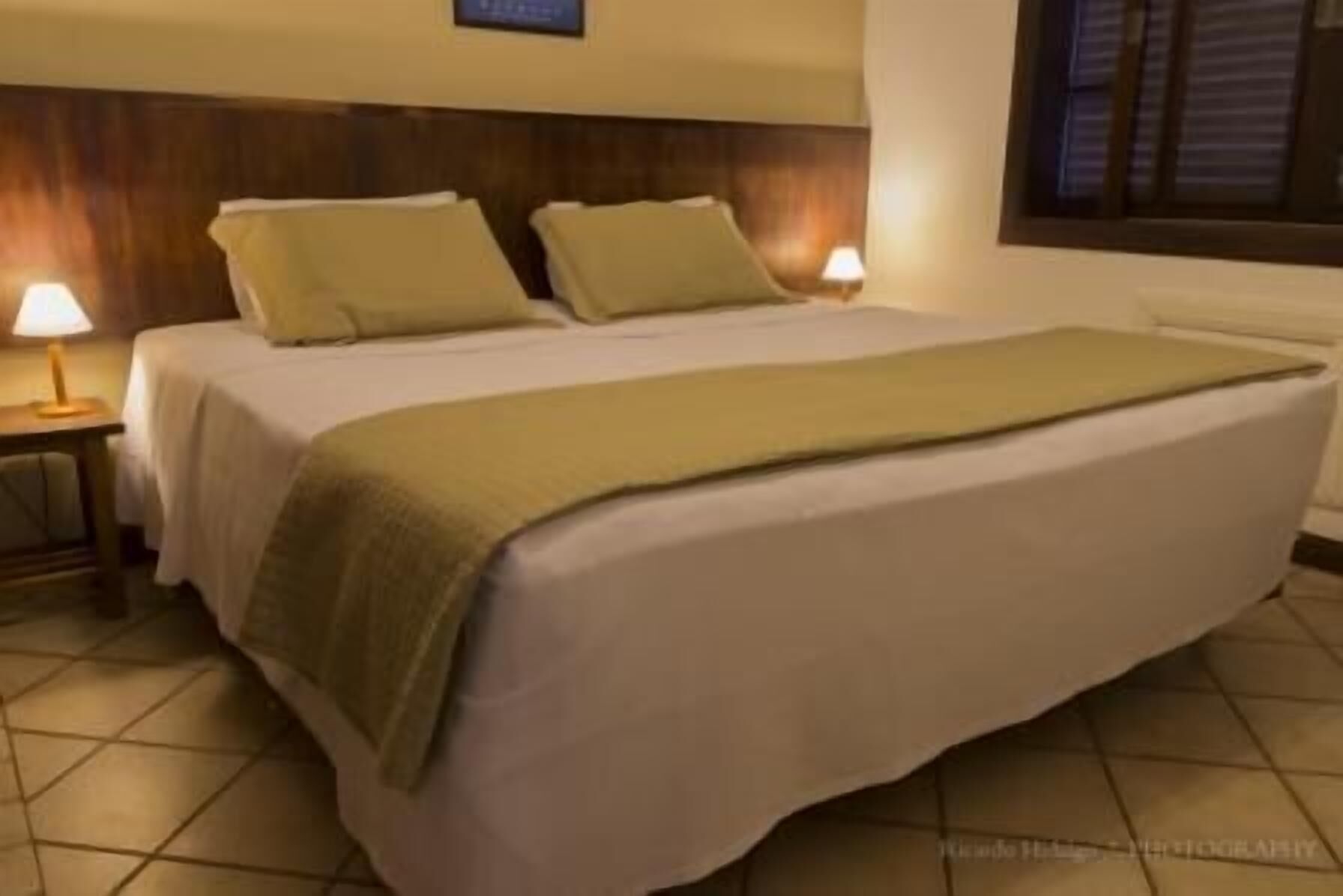 Colchones Select Comfort y caja de seguridad en la habitación 