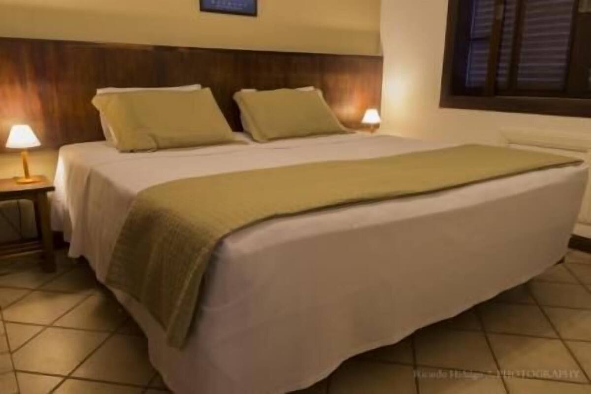 Colchones Select Comfort y caja de seguridad en la habitación