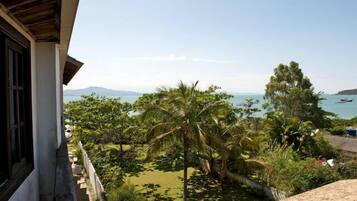 Colchones Select Comfort y caja de seguridad en la habitación