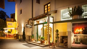 L’entrée d’un hôtel, avec une enseigne indiquant « Hotel zum Hirschn ».