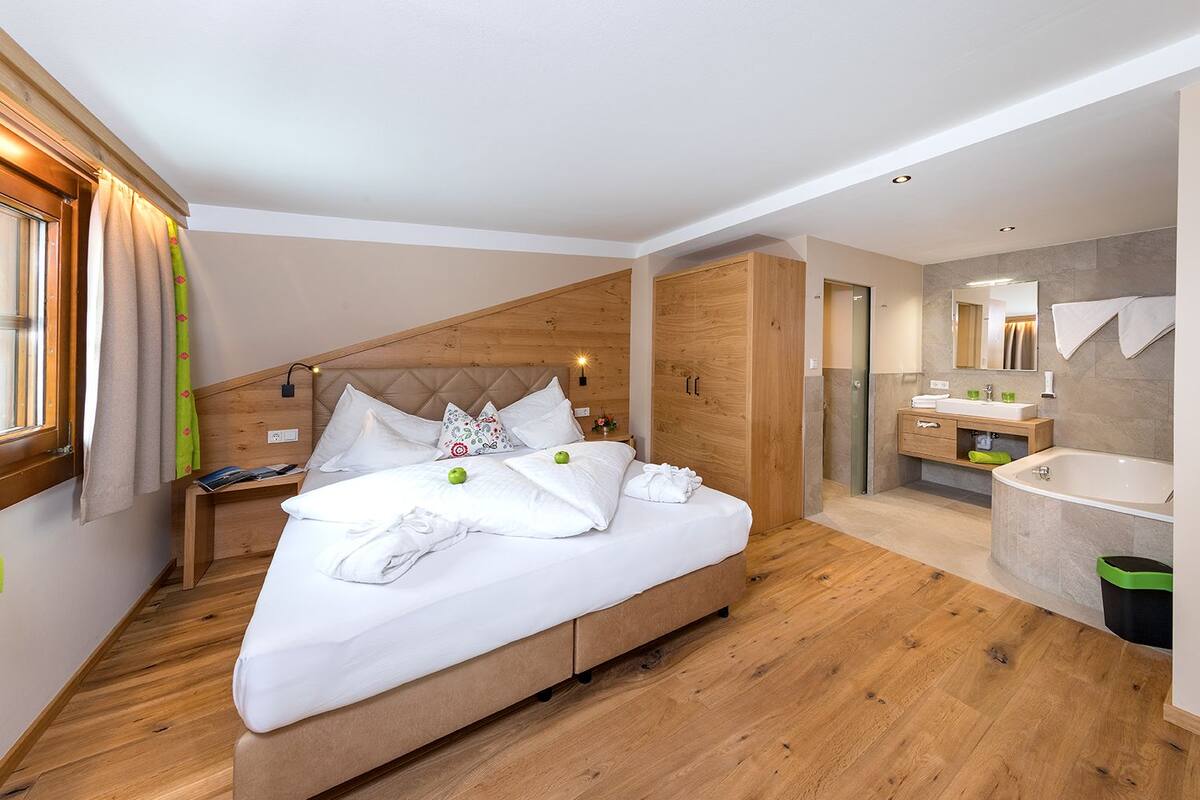 deluxe suite | hypo-allergenic bedding, in-room safe, individually decorated