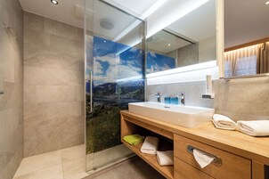 Suite junior, balcón | Baño | Secador de pelo, toallas, jabón y champú