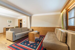 Deluxe-Suite | Wohnbereich | 60-cm-Flachbildfernseher mit Kabelempfang, Fernseher, Fußbodenheizung