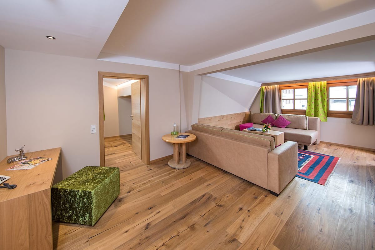 deluxe suite | living room | 60-cm flat-screen tv with cable channels, tv, heated floors