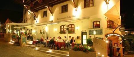 Façade de lâhĂ©bergement â soirĂ©e/nuit