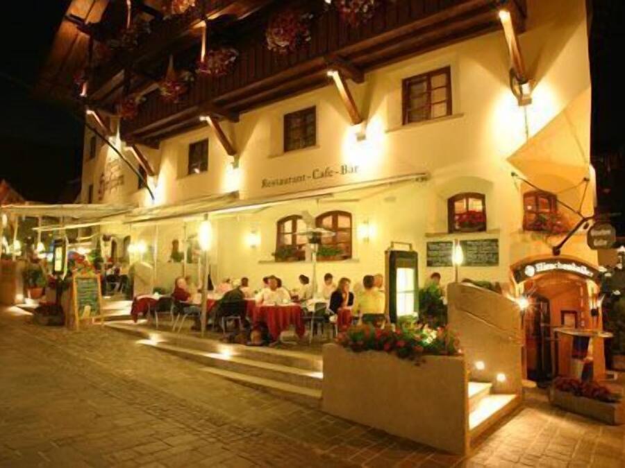 Majoituspaikan julkisivu illalla/yöllä