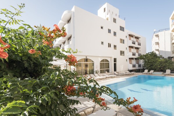 2 buitenzwembaden en ligstoelen