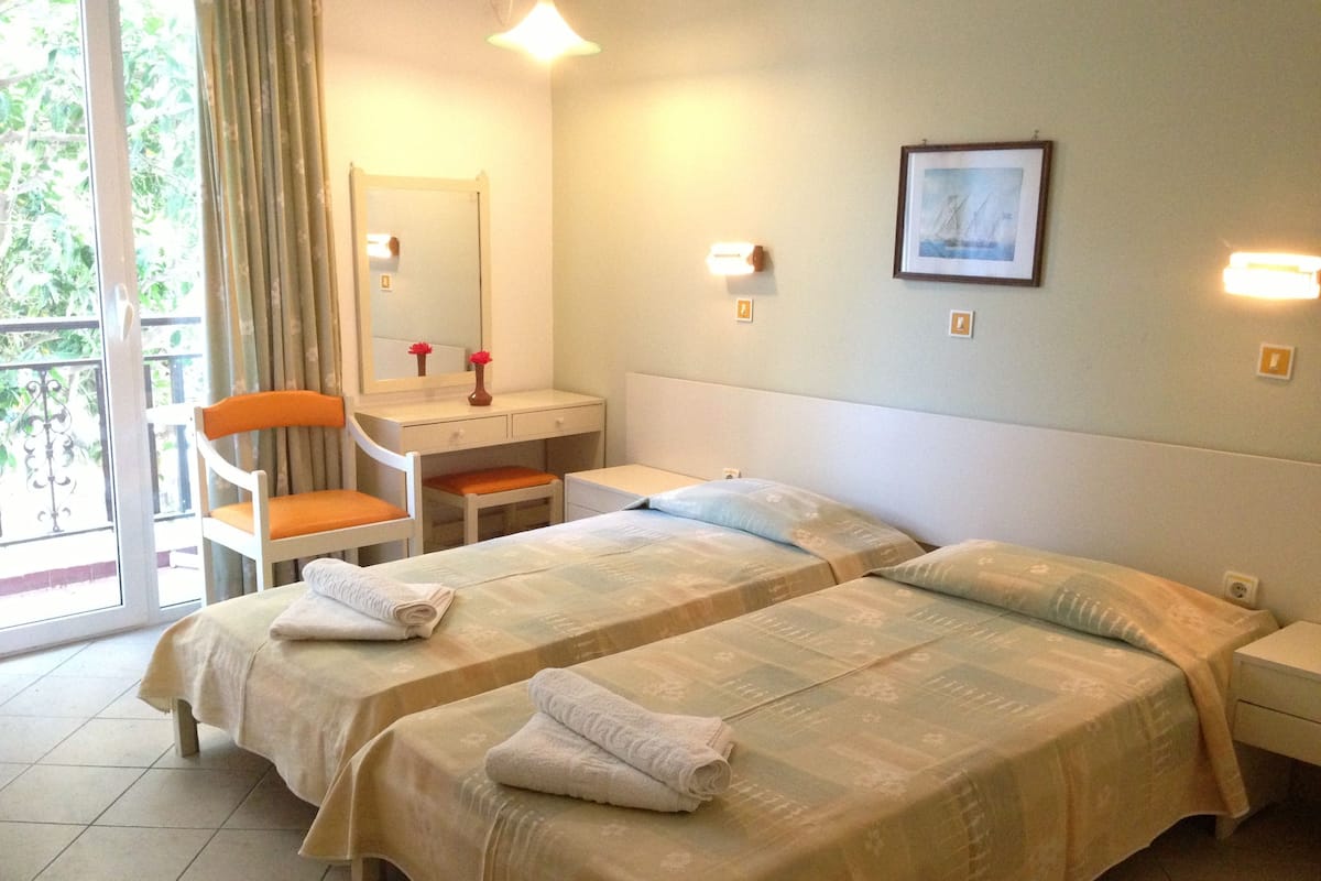 Pillowtop beds, in-room safe, blackout drapes
