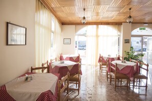 Colazione a buffet a pagamento, servita tutte le mattine 