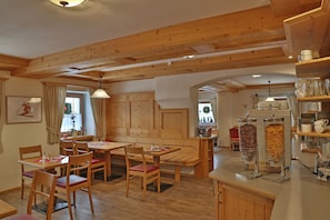 Daily buffet breakfast (EUR 14 per person) - Hotel Frankenhof (Scharnitz)