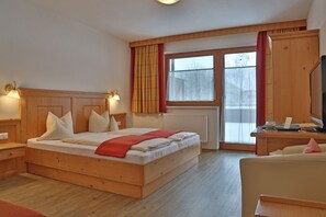 Tweepersoonskamer, uitzicht op bergen | Een kluis op de kamer, geluiddichte muren, gratis wifi, beddengoed