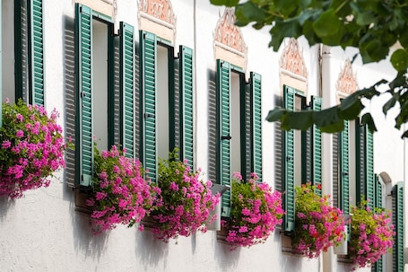 Front of property. Das Au- Gut