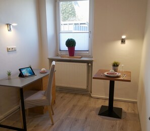 Studio Junior | Aire de séjour | Téléviseur à écran plat