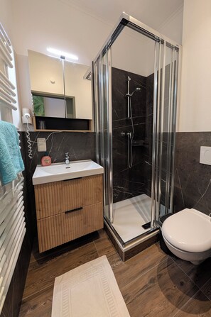 Junior-Studio | Badezimmer | Haartrockner, Handtücher