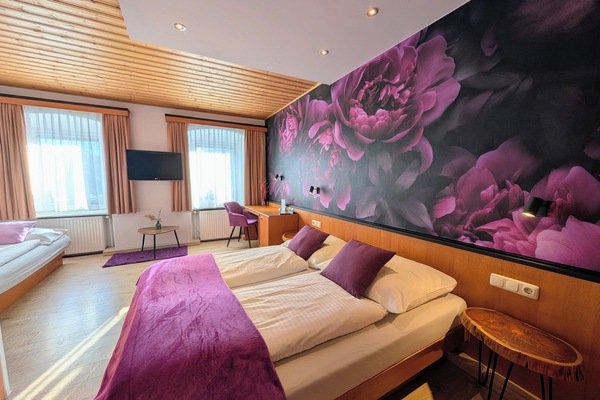 Superior-Doppelzimmer | Hochwertige Bettwaren, Schreibtisch, WLAN, individuell dekoriert