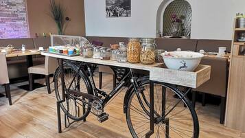 Tägliches Frühstücksbuffet (20 EUR pro Person)