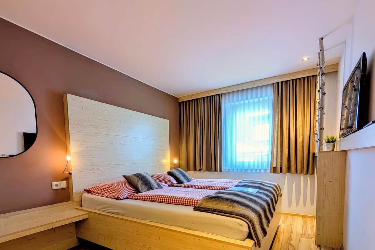 Habitación económica doble (Streetview) | Ropa de cama de alta calidad, escritorio, wifi y decoración individual