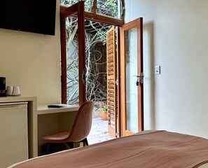 Basic Double Room | Minibar, in-room safe, individually decorated, individually furnished - Loloho Lodge (Cape Town)