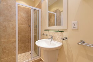 Basic Double Room | Minibar, in-room safe, individually decorated, individually furnished - Loloho Lodge (Cape Town)