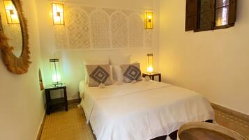 Ropa de cama de alta calidad y caja de seguridad en la habitación