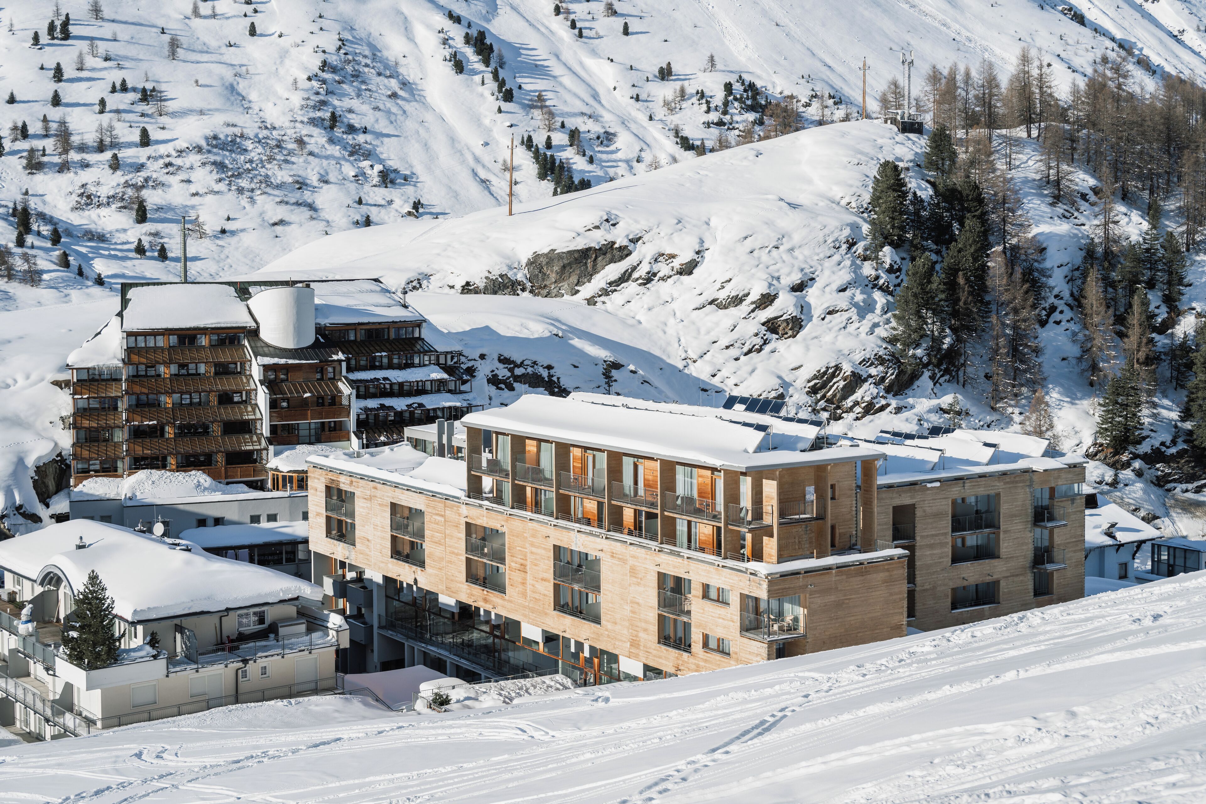 Façana frontal de l'allotjament (vespre/nit)