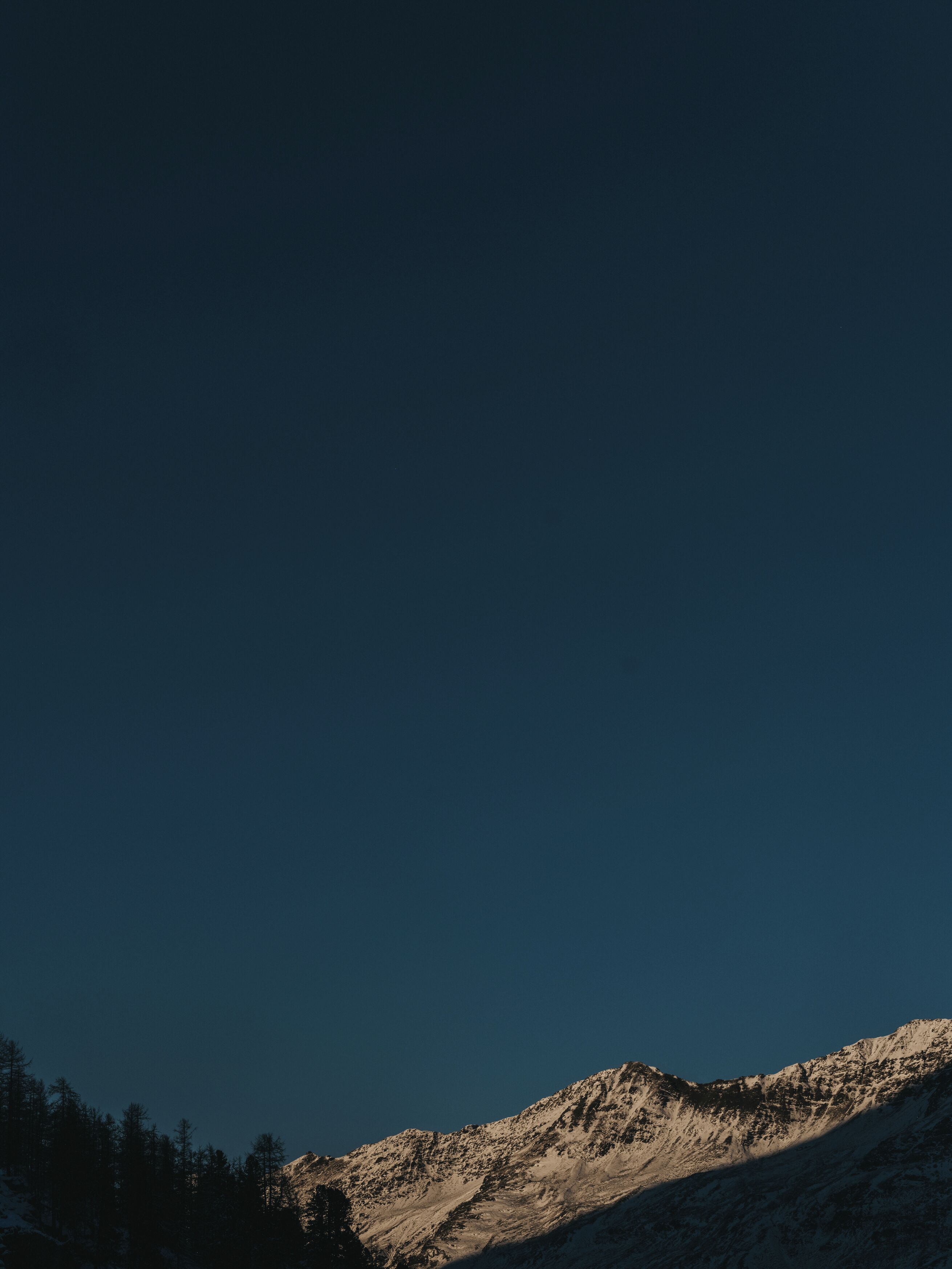 Un paisaje montañoso con cielo despejado.