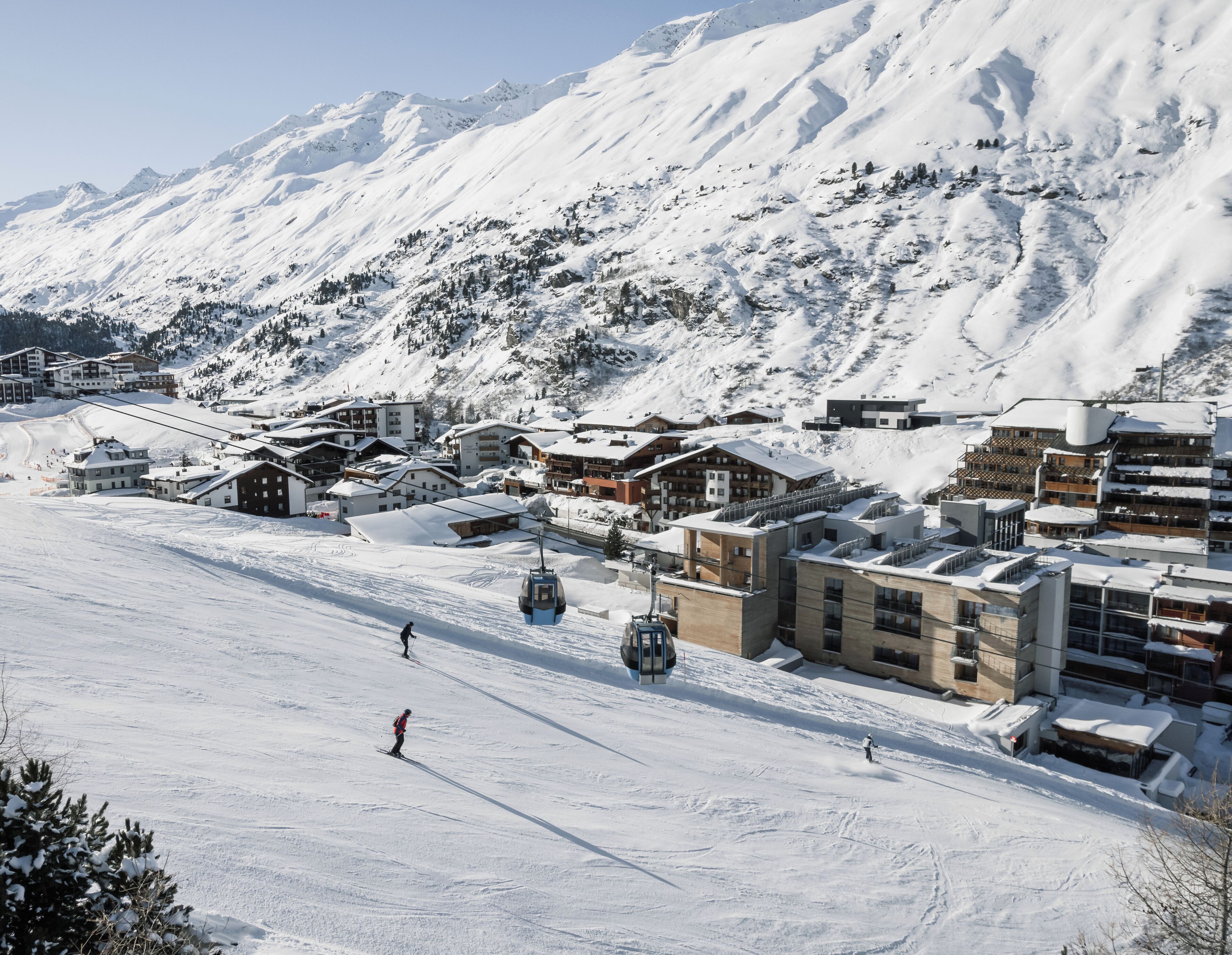 Voorkant accommodatie - avond/nacht