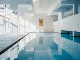Una piscina techada, una piscina al aire libre