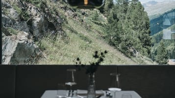 供應午餐及晚餐