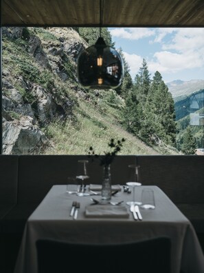 Hádegisverður og kvöldverður í boði