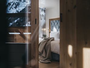 Premium-svíta | Ofnæmisprófaður sængurfatnaður, öryggishólf í herbergi