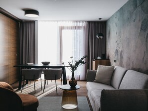 Luksussuite, 1 soverom | Allergitestet sengetøy, safe på rommet og skrivebord for bærbar PC