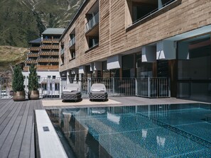 Innendørsbasseng, utendørsbasseng og solsenger