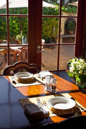 Se sirven desayunos, restaurante con mesas al aire libre