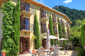 Outdoor dining - Browns Boutique Hotel (Queenstown)